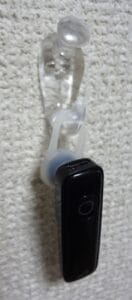 吊り下げているダイソーのBluetoothイヤホン（300円）