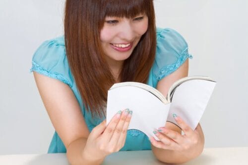 本を読み笑う女性
