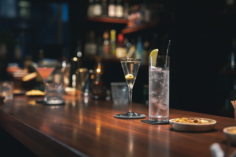 おしゃれなバー_飲み屋_ぱくたそ