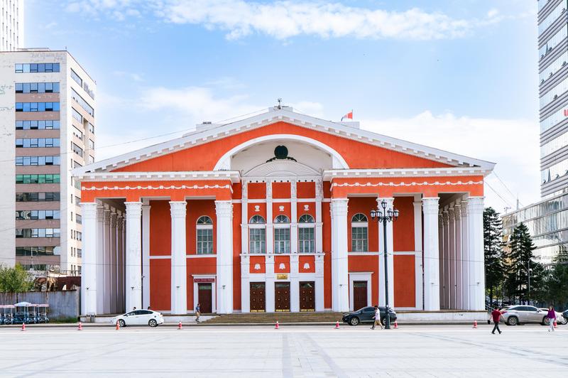 近代都市に佇むクラシカルな赤い建物_ぱくたそ