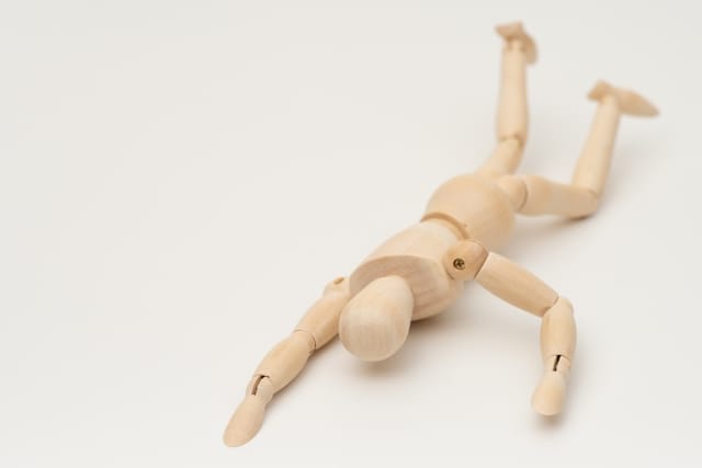 急病で倒れた人_photoAC　倒れる　ガッカリ　orz　挫折　失敗