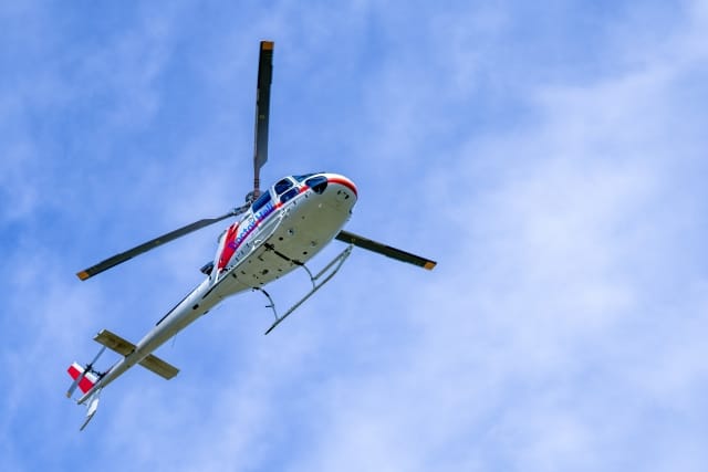 大空を飛ぶドクターヘリ_photoAC ヘリコプター 見上げる