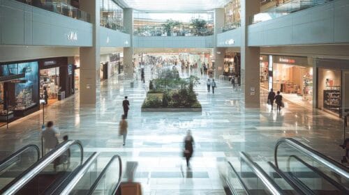 広い商業施設（デパート）のオープンスペース　ショッピングモール　ぱくたそ