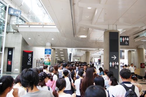 イベントに並ぶ行列・人混み01_s