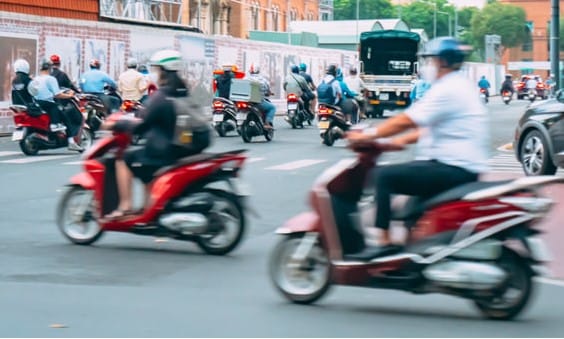 颯爽と原チャで走り抜けるベトナム人の無料の写真素材_s