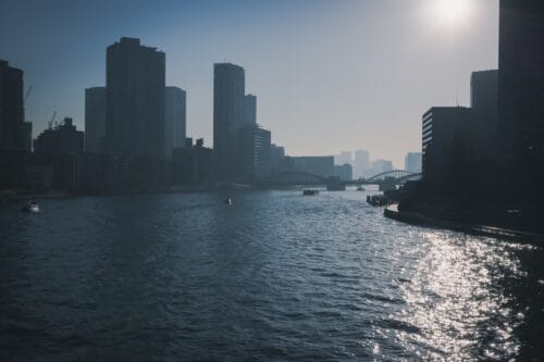 霞みゆくビル群へと続く海 都会 ぱくたそ