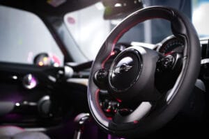 クルマのステアリング（ハンドル）自動車　車内