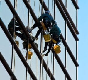 高所の窓拭き作業員